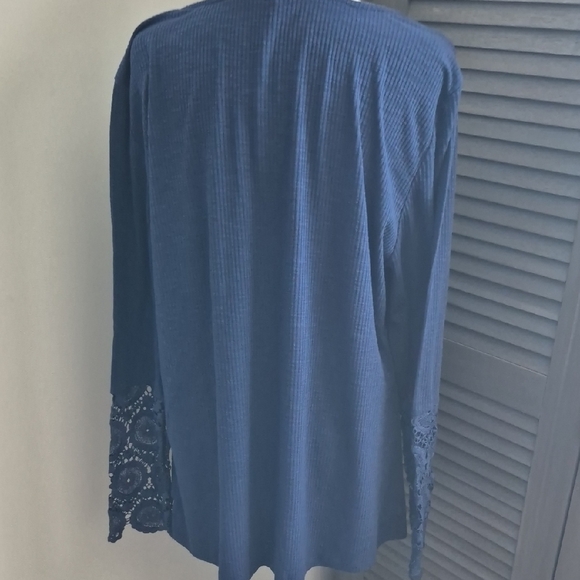 Women's Elegant Blue Button-Down Top with Lace Sleeves - Picture 6 of 9
